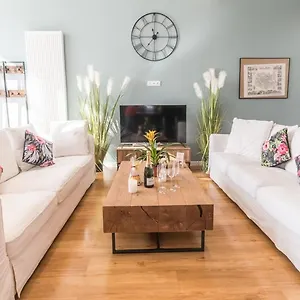 https://villa-felicidad-proche-hypercentre-parking-terrasse-wifi.hotels-rhonealpes.com